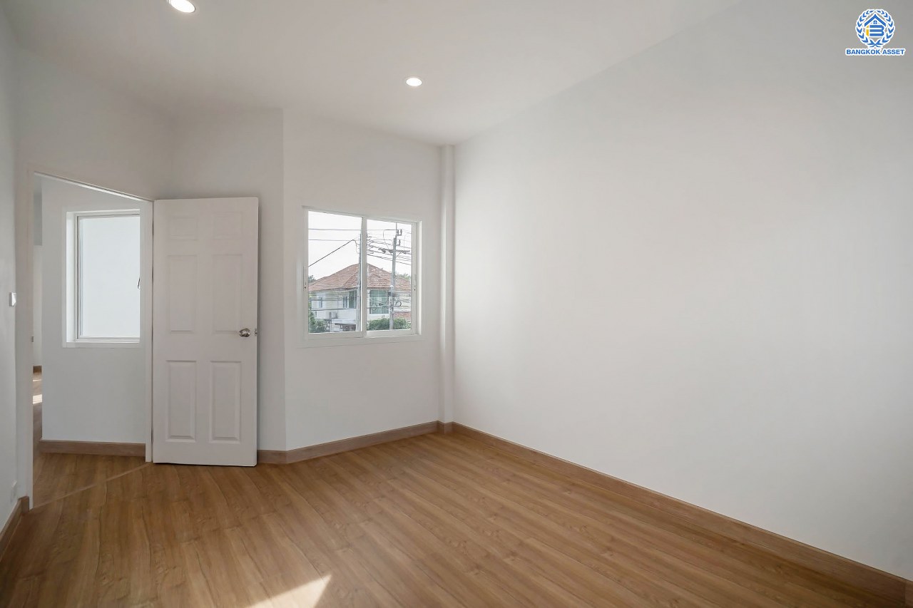 บ้านมือสองตกแต่งใหม่ โครงการ เศรณีลากูน วัดลาดปลาดุก หลังมุม ตอบโจทย์ทุกการใช้ชีวิต เนื้อที่ 59.9 ตร.ว. ฟังก์ชัน 3 ห้องนอน 3 ห้องน้ำ ทำเลเดินทางง่าย สะดวกสบายใกล้รถไฟฟ้าสายสีม่วง "สถานีคลองบางไผ่" ทางด่วน "กาญจนาภิเษก" และห้างสรรพสินค้าเซ็นทรัลเวสต์เกต